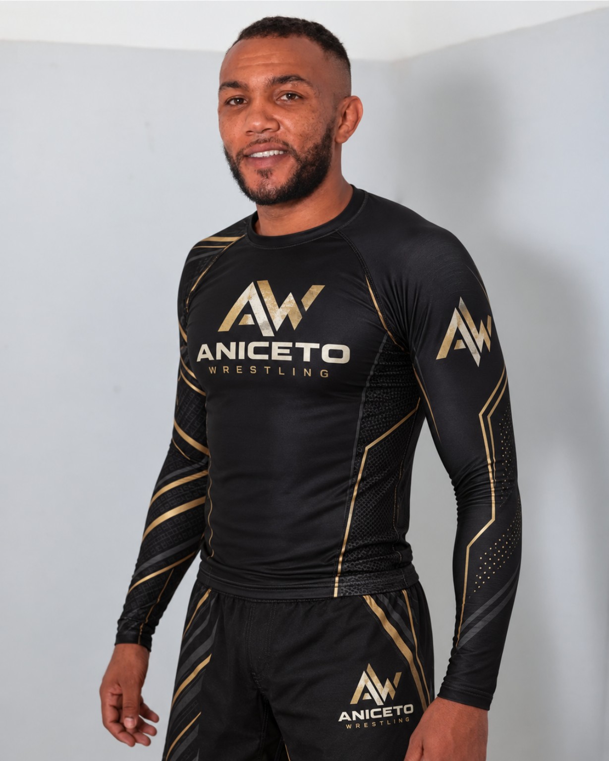 Lucas Aniceto com o uniforme da Aniceto Wrestling